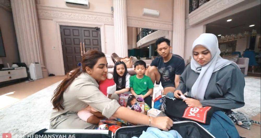 Ameena buka oleh-oleh (youtube.com/thehermansyaha6world)