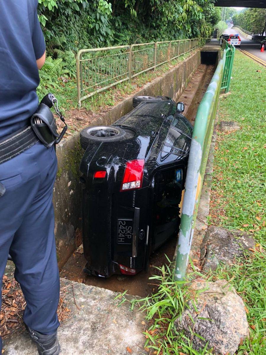 potret nyeleneh orang bawa mobil (reddit.com/user/greatbigballsoffire)
