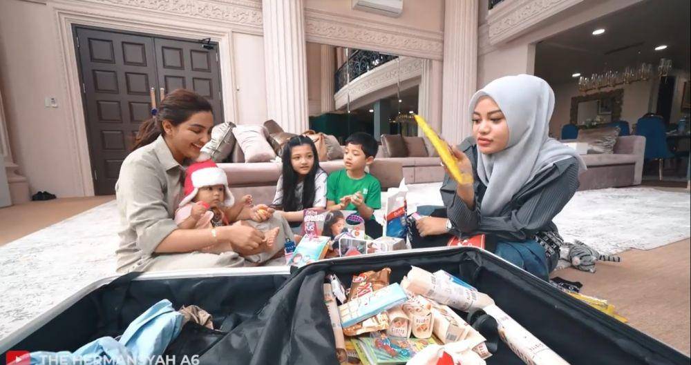 Ameena buka oleh-oleh (youtube.com/thehermansyaha6world)