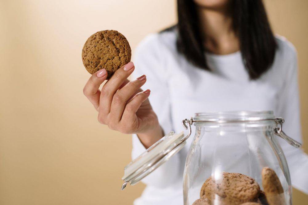 ilustrasi menyimpan cookies (pexels.com/cottonbro studio)