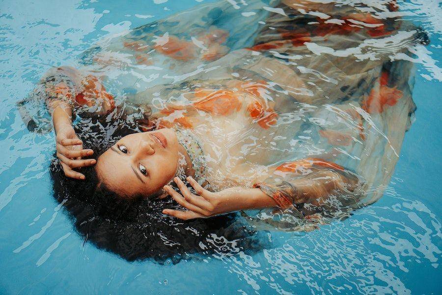 ilustrasi perempuan basah (pexels.com/Kenneth Surillo)
