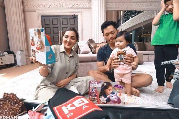 Ameena buka oleh-oleh (youtube.com/thehermansyaha6world)