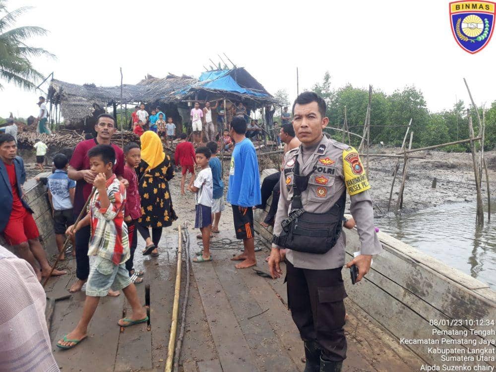 Petugas dari kepolisian yang berusaha mencari korban hilang dibantu warga sekitar (IDN Times/ istimewa)
