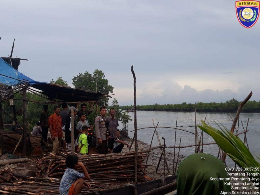 Petugas dari kepolisian yang berusaha mencari korban hilang dibantu warga sekitar (IDN Times/ istimewa)