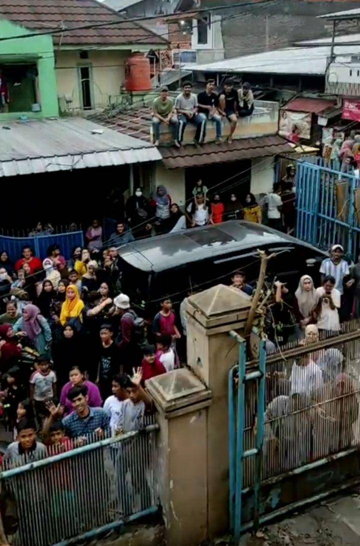potret situasi sekitar rumah Tiko saat didatangi Nathalie Holscher (instagram.com/Irfan.jayani)
