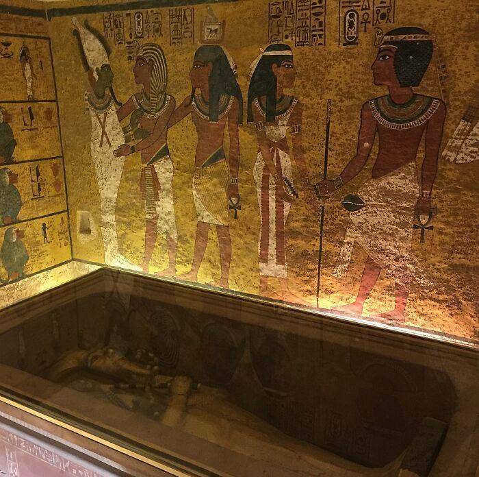 Topeng dari dalam makam Raja Tut Dinasti ke 18 Mesir (commons.wikimedia.org)