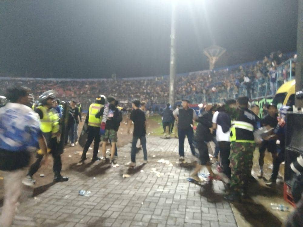 Kerusuhan saat laga Arema FC Vs Persebaya Surabaya pada 1 Oktober 2022 di Stadion Kanjuruhan. (IDN Times/Rizal Adhi Pratama)