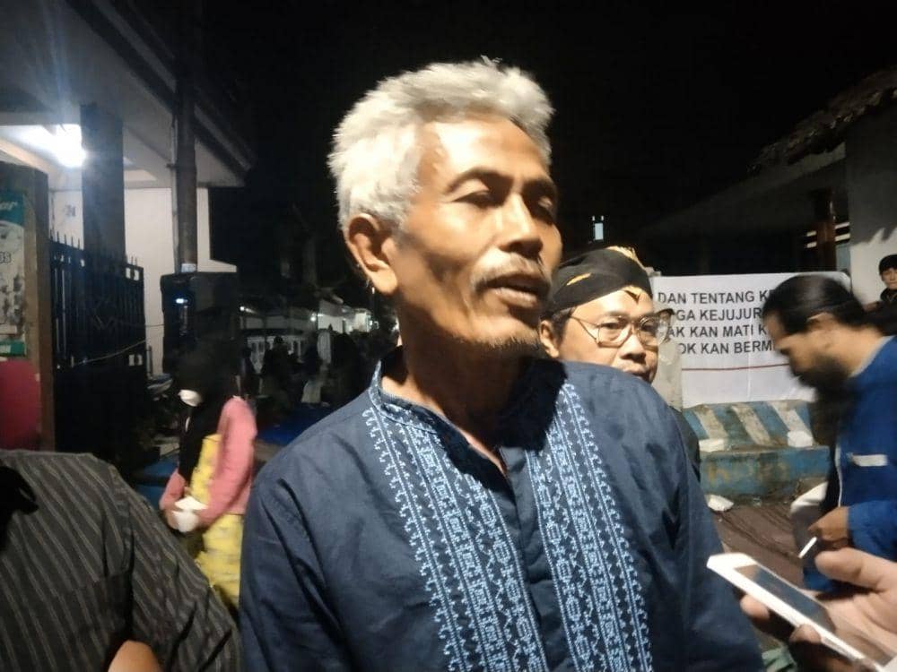Ayah Radina, Hari Prasetyo saat doa bersama 100 hari Tragedi Kanjuruhan. (IDN Times/Rizal Adhi Pratama)
