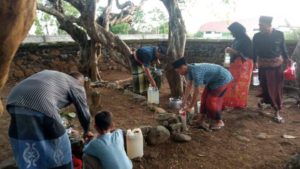 Warga Denggen Lombok Timur Menggelar Tradisi 'Selamet Dowong'