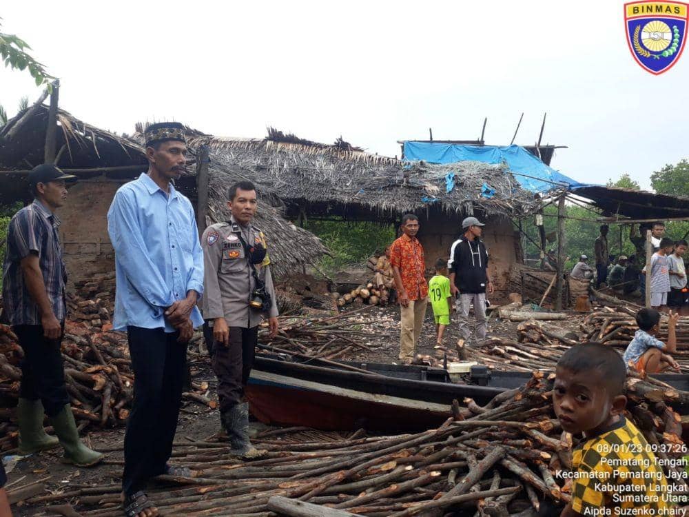 Petugas dari kepolisian yang berusaha mencari korban hilang dibantu warga sekitar (IDN Times/ istimewa)