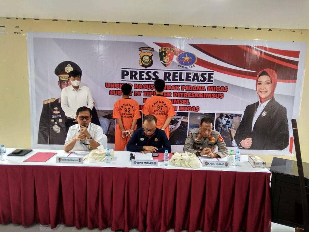 Polisi Tangkap 2 Pelaku Penyulingan Minyak Ilegal di Palembang