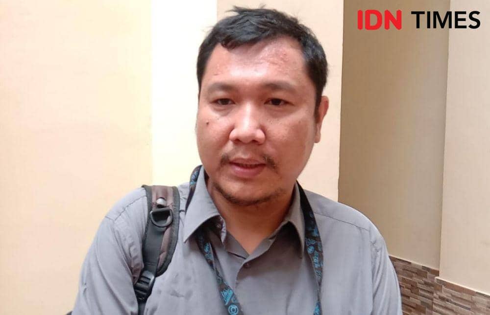 JPU Agung Satrio Wibowo diminta keterangan pascasidang agenda pembacaan nota pembelaan terdakwa Andi Desfiandi, Senin (9/1/2023). (IDN Times/Tama Yudha Wiguna).