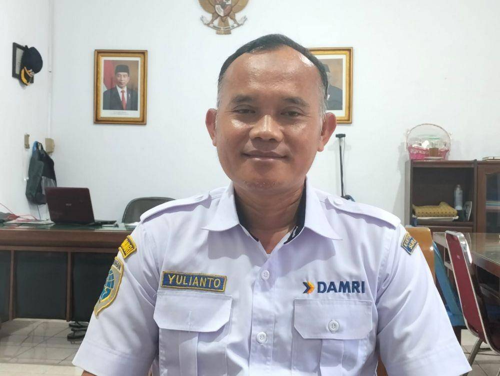 General Manager Damri Kota Surabaya, Yulianto ditemui di ruangannya, Senin (9/1/2023). (IDN Times/Khusnul Hasana).