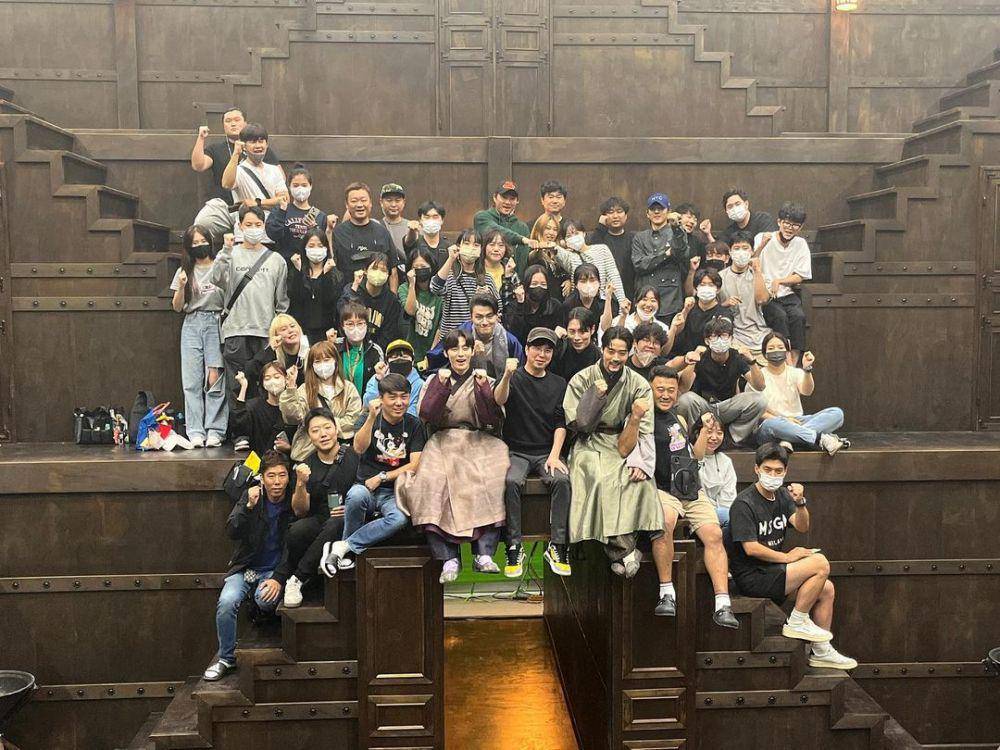 Potret para cast dan staff drakor Alchemy of Souls (instagram.com/optimushwang)