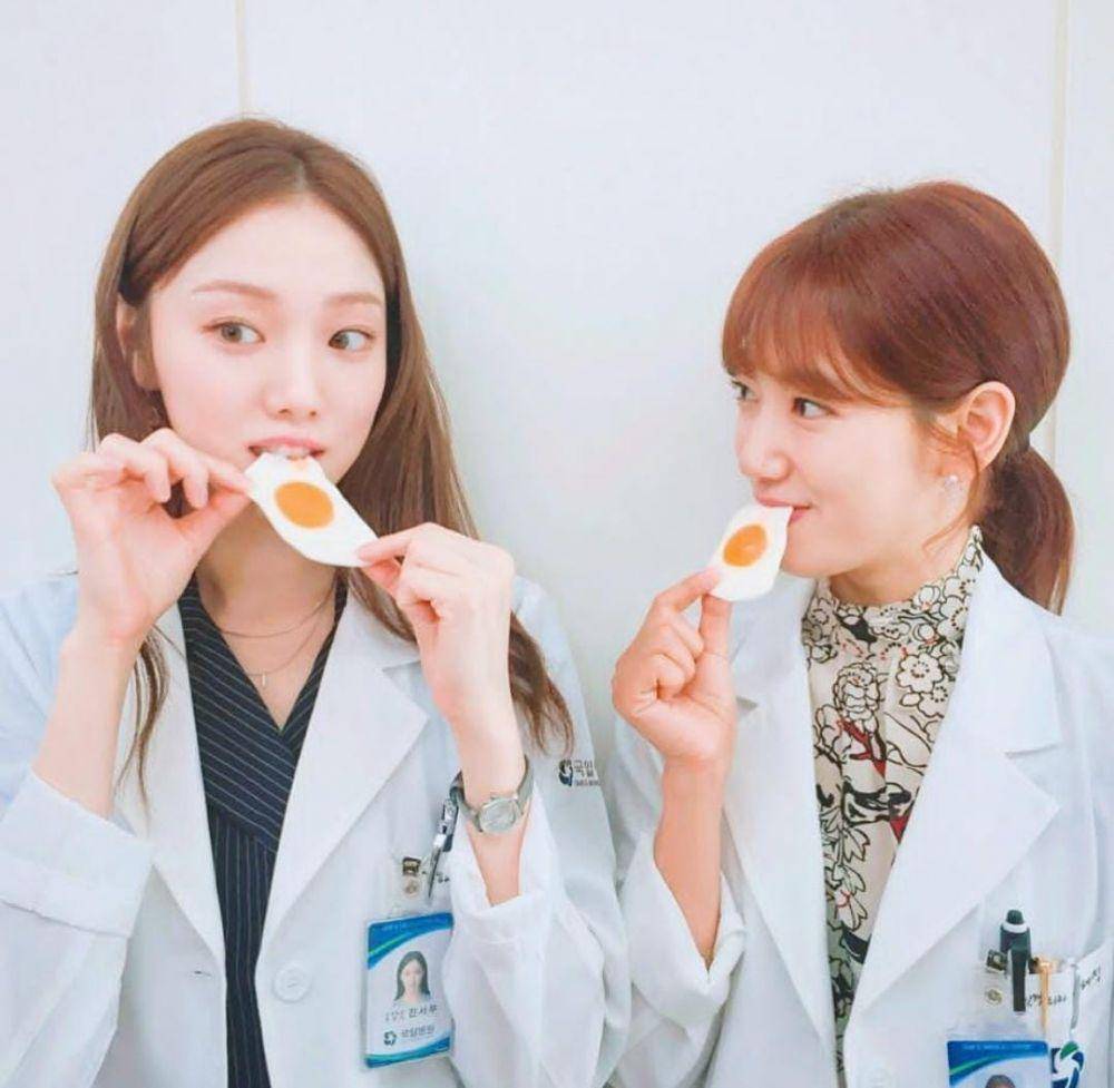 Lee Sung Kyung dan Park Shin Hye di drama Doctors (instagram.com/heybiblee)