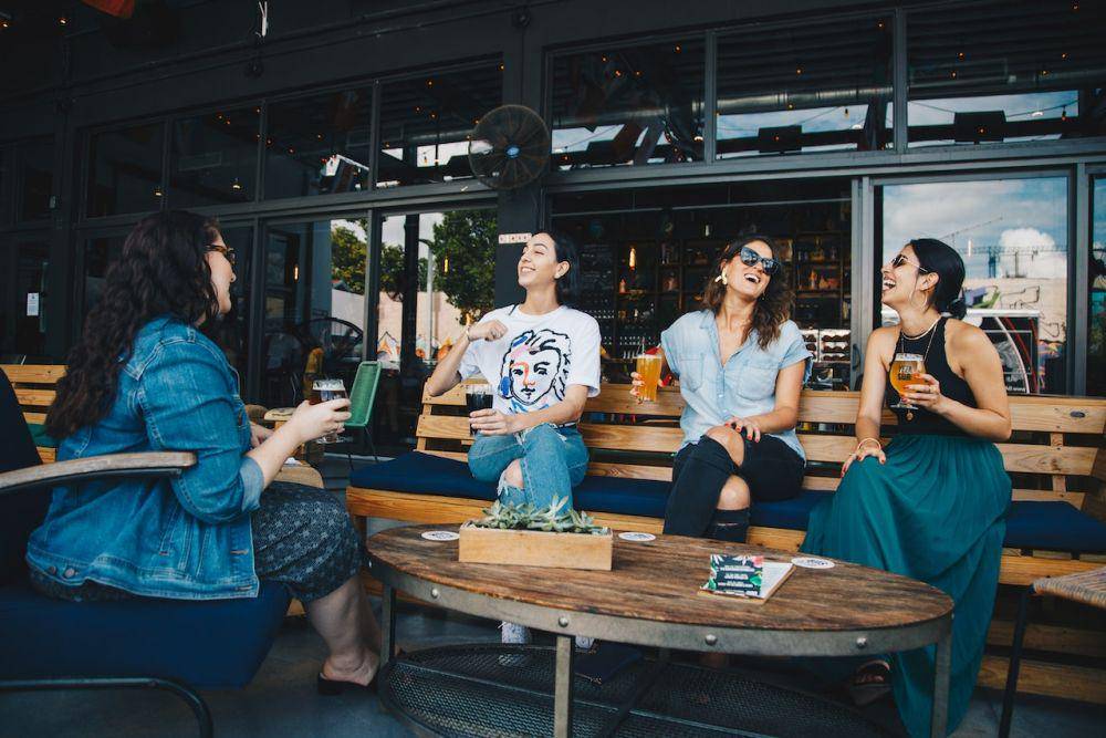 Ilustrasi bertemu teman (pexels.com/ELEVATE)