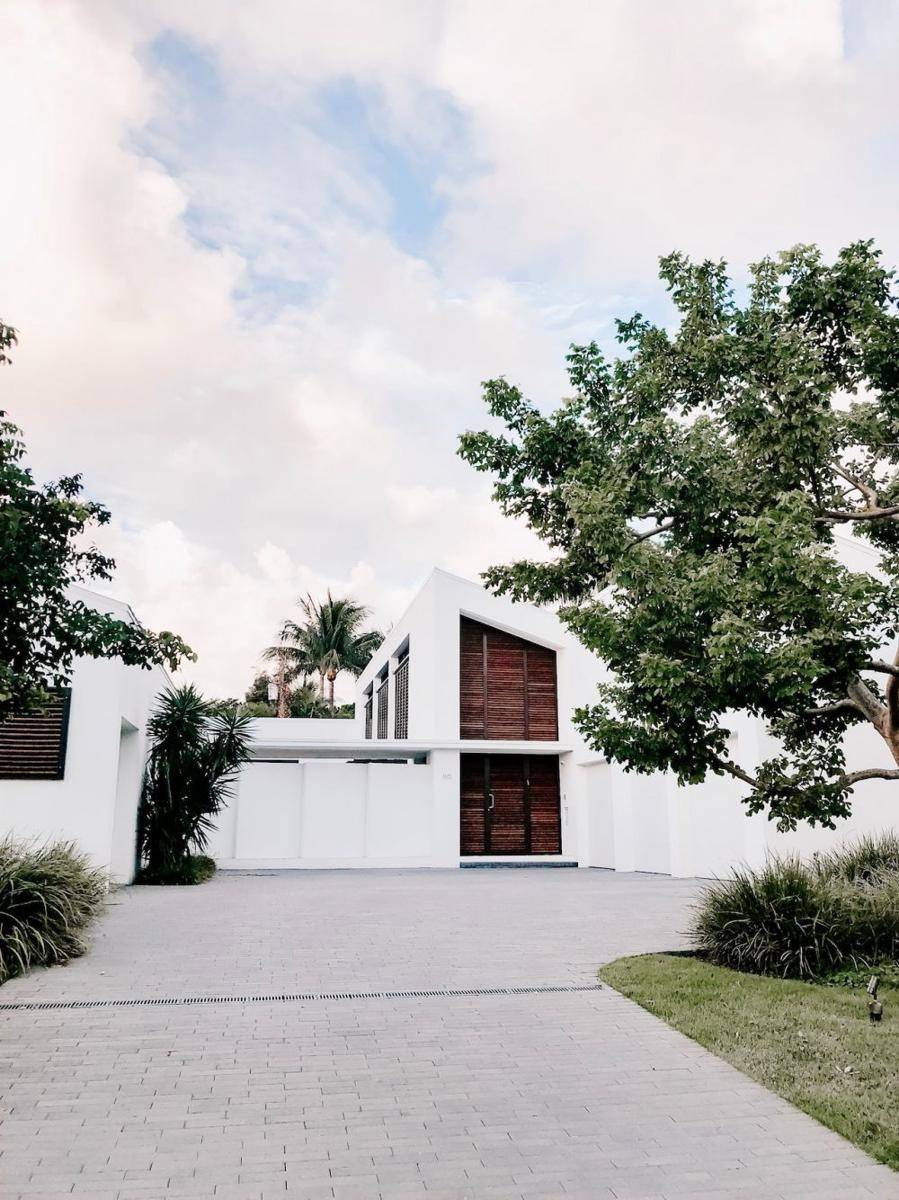 Fasad rumah minimalis (pexels.com/julia kuzenkov)