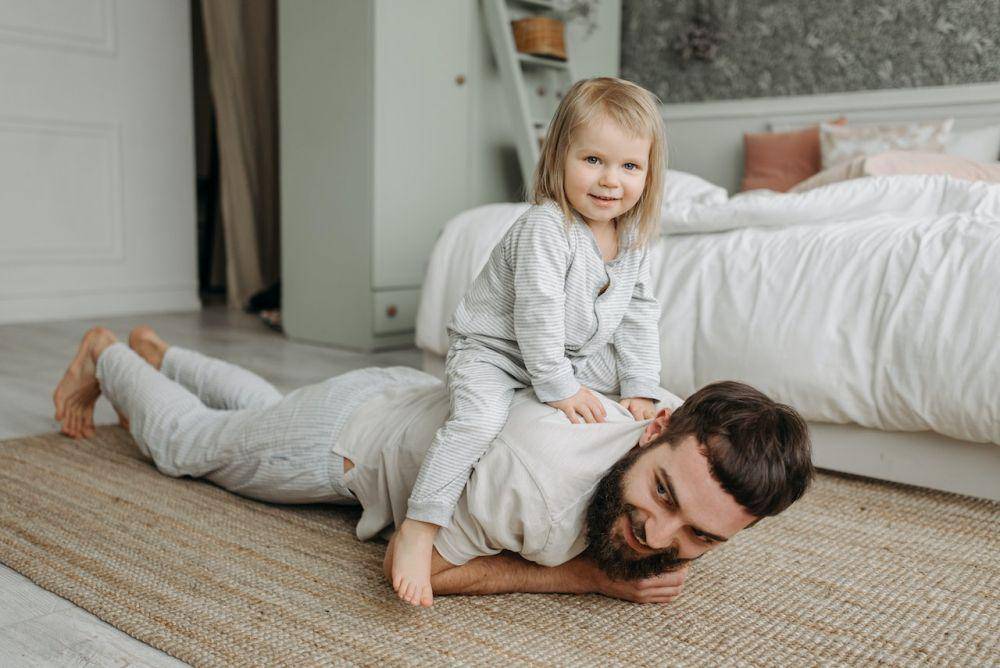 Ilustrasi ayah dan anak perempuan bermain (pexels.com/PavelDanilyuk)
