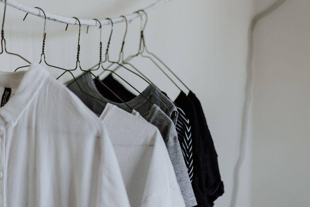 ilustrasi baju hitam putih (unsplash.com/Priscilla Du Preez)