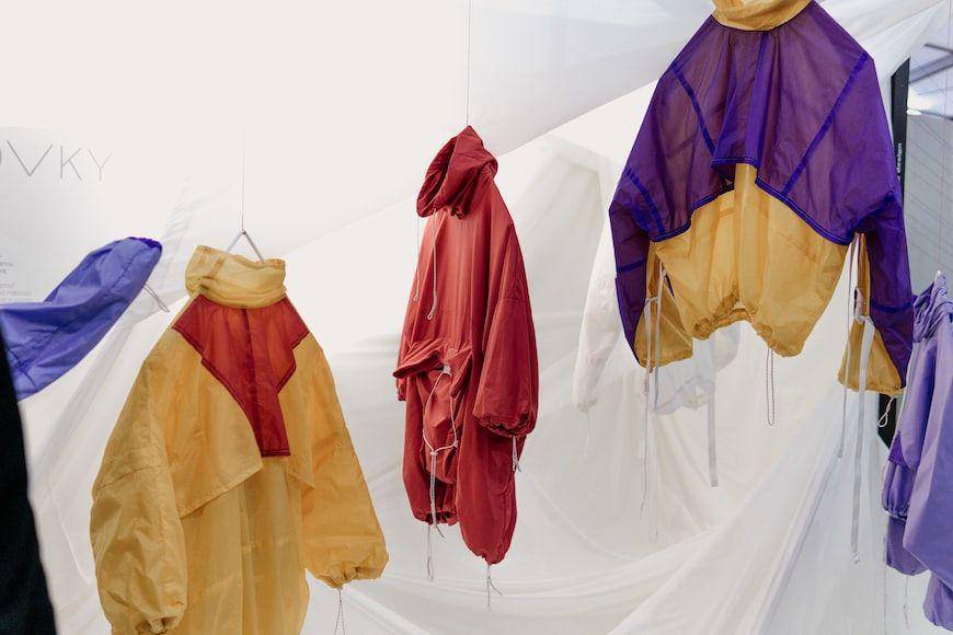 ilustrasi jaket windbreaker (unsplash.com/@dafidvor)