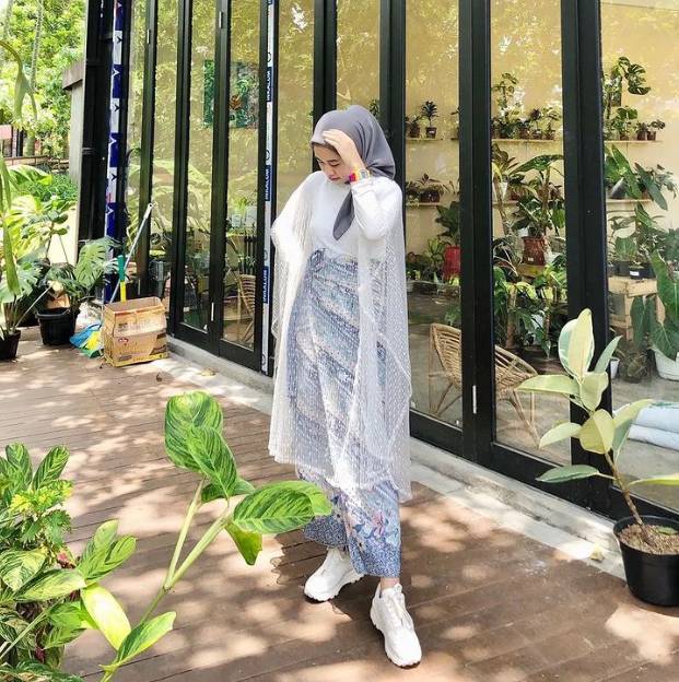 inspirasi outfit dengan rok batik (instagram.com/ayufuziyantii)
