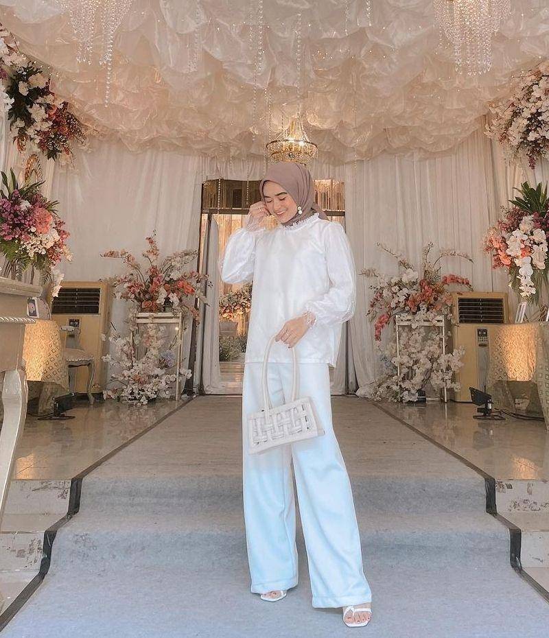 Setelan hijab putih (instagram.com/savinafauzulina)