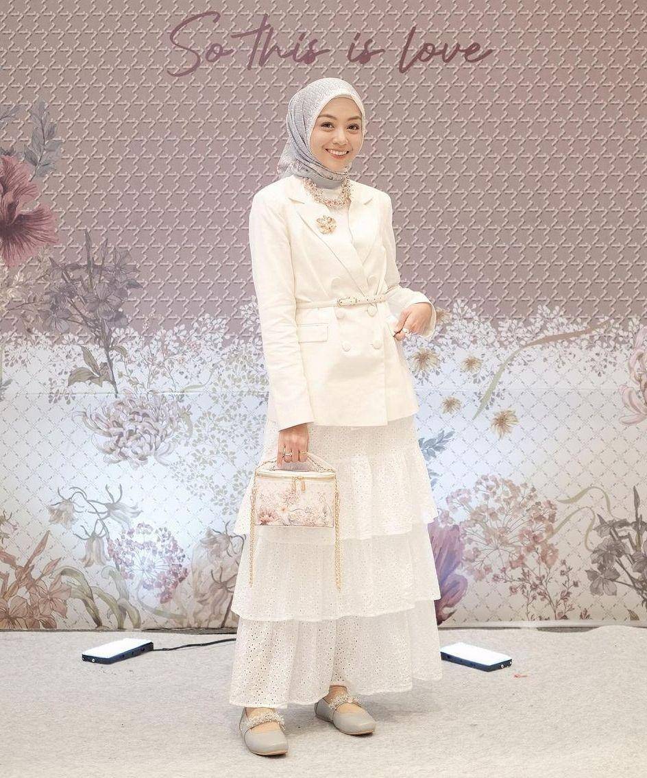 Setelan hijab putih (instagram.com/meiraniap)