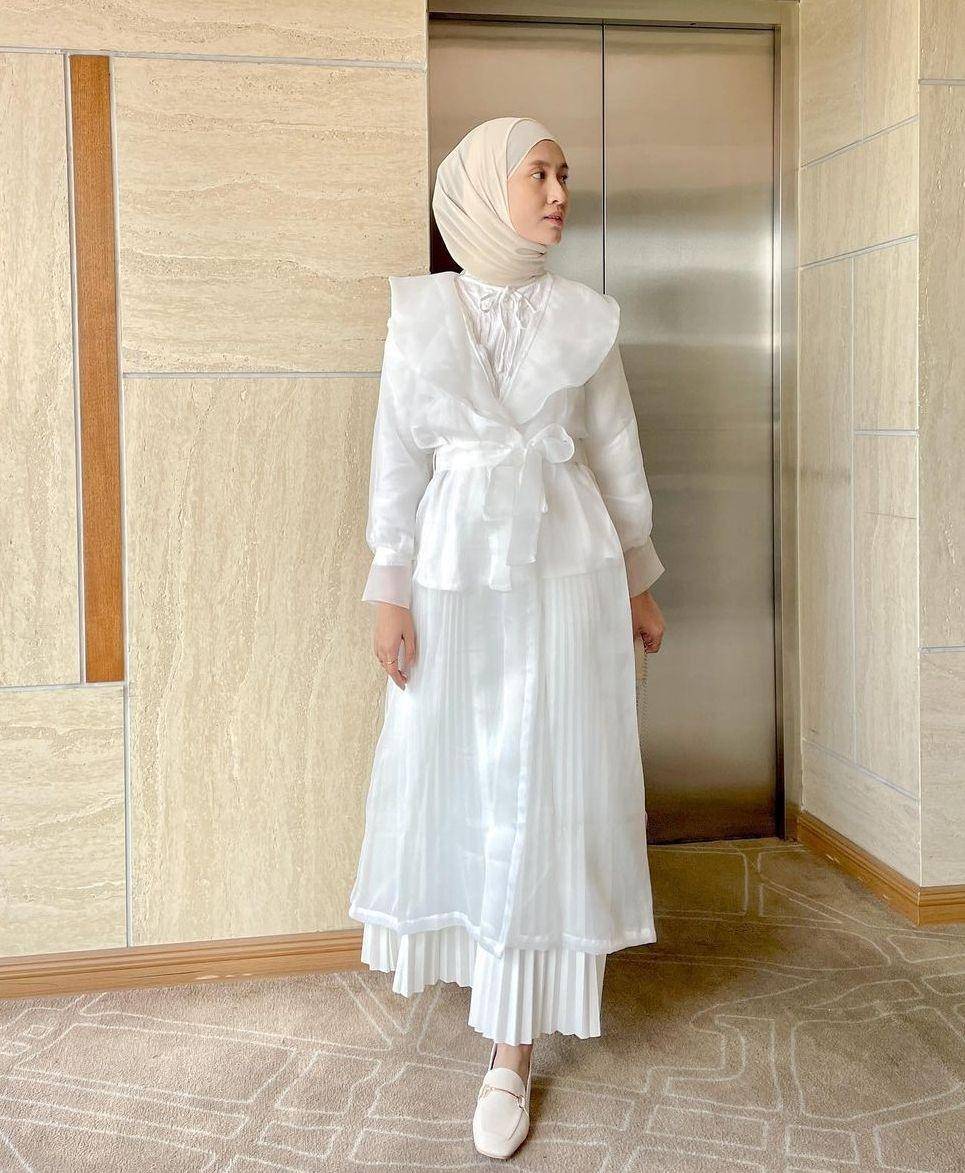 Setelan hijab putih (instagram.com/inasrana)