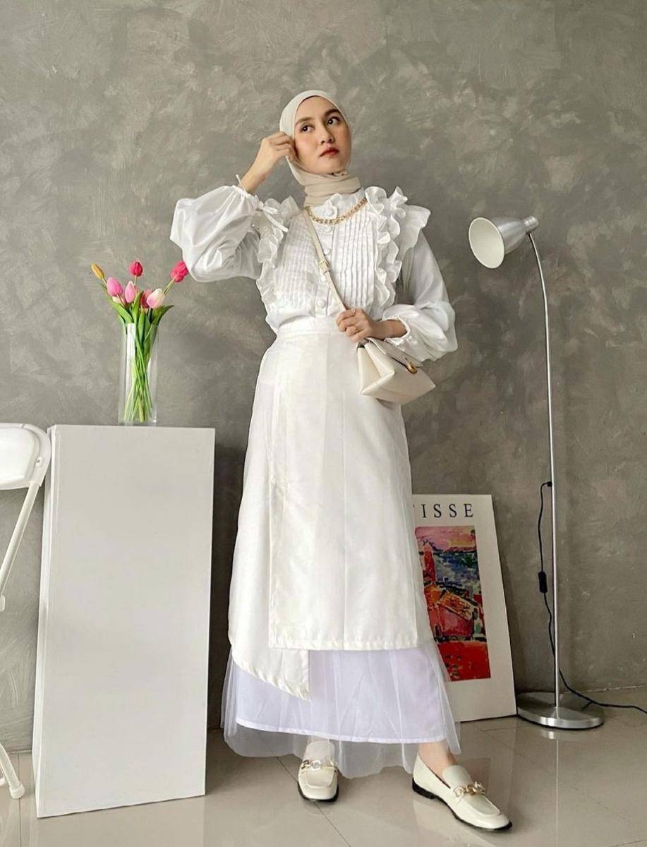 Setelan hijab putih (instagram.com/inasrana)