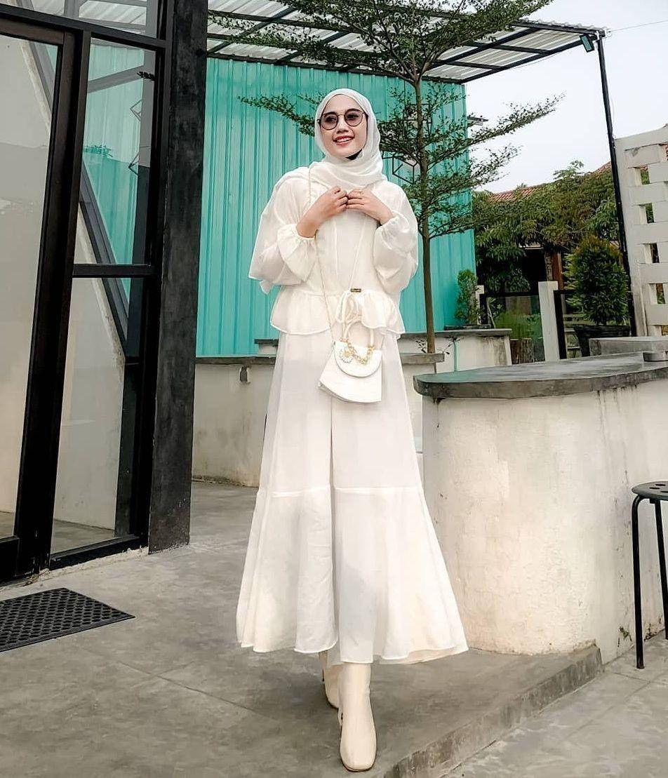 Setelan hijab putih (instagram.com/chiviaalga)