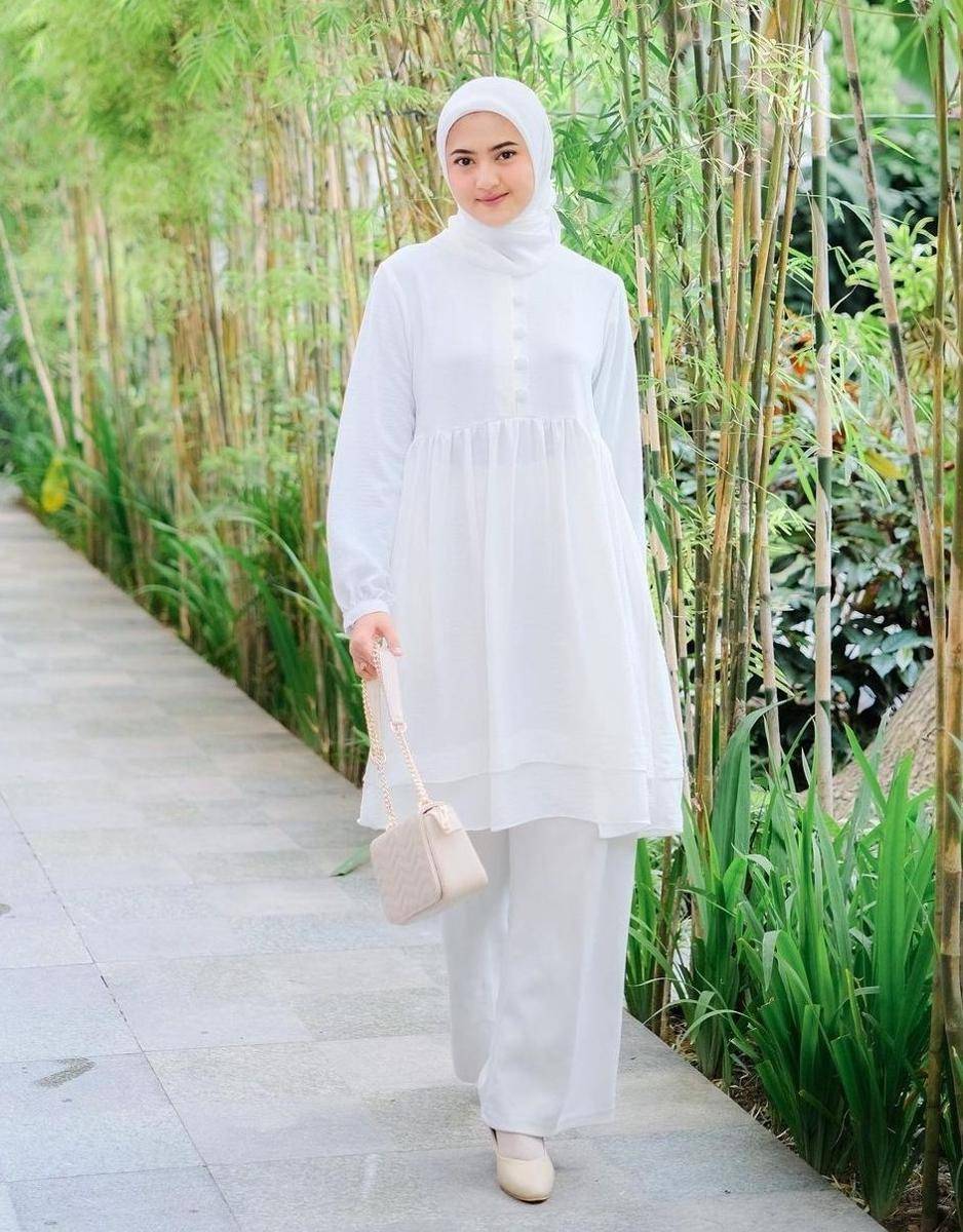 Setelan hijab putih (instagram.com/adelladeladela)