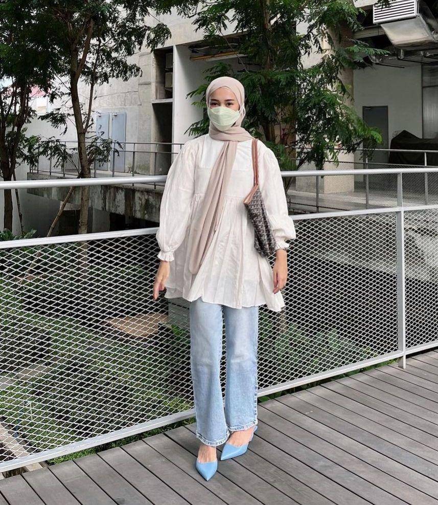 OOTD bus putih dan jeans (instagram.com/yurezalina