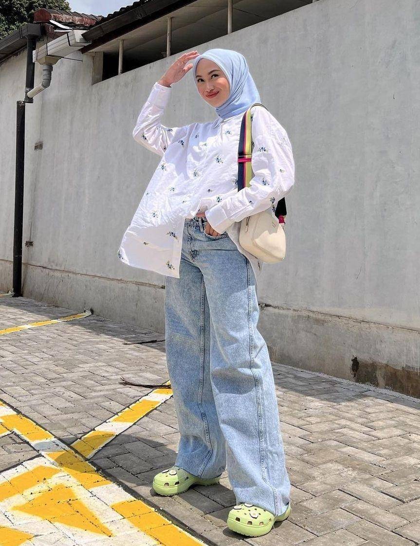 OOTD bus putih dan jeans (instagram.com/indahnadapuspita