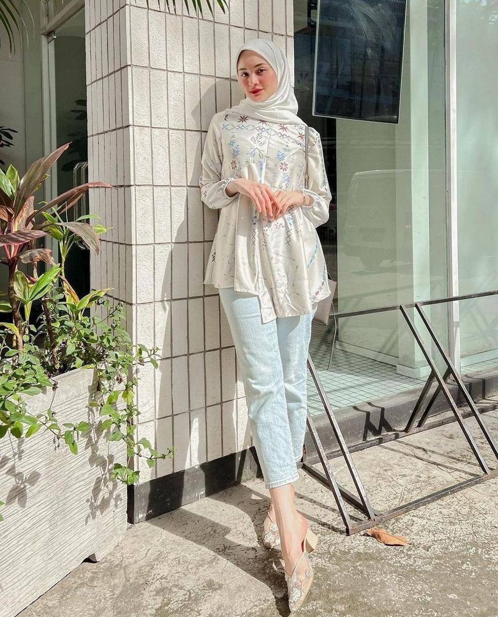 OOTD bus putih dan jeans (instagram.com/sabrinasosiawan