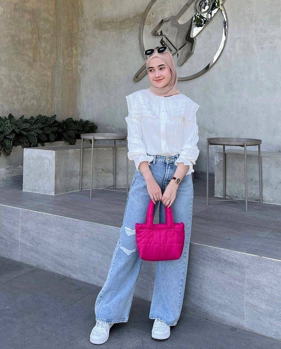 OOTD bus putih dan jeans (instagram.com/inikiranaaa__