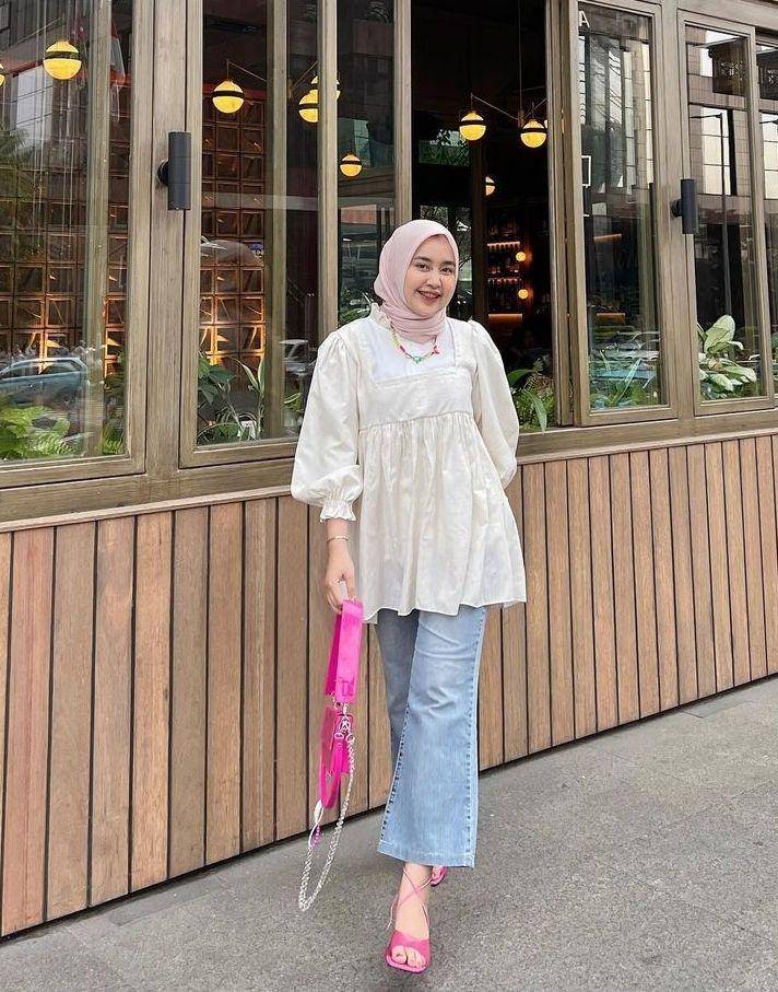 OOTD bus putih dan jeans (instagram.com/meilanindraa