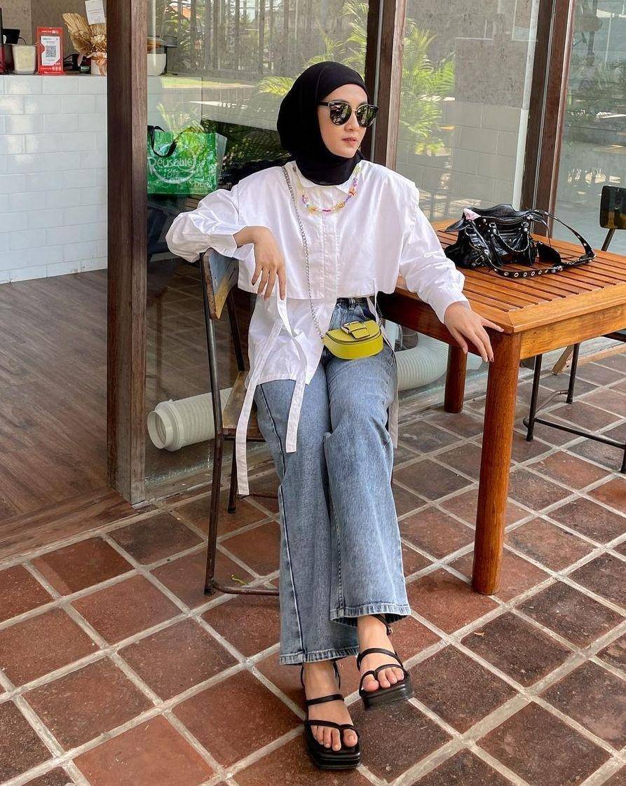 OOTD bus putih dan jeans (instagram.com/inasrana