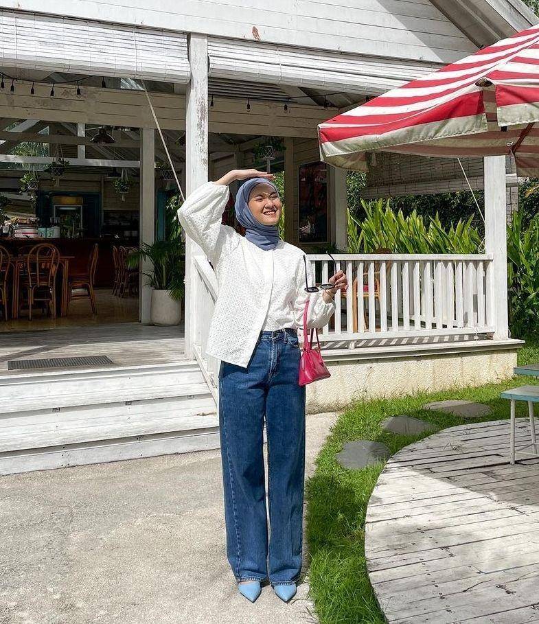 OOTD bus putih dan jeans (instagram.com/inasrana