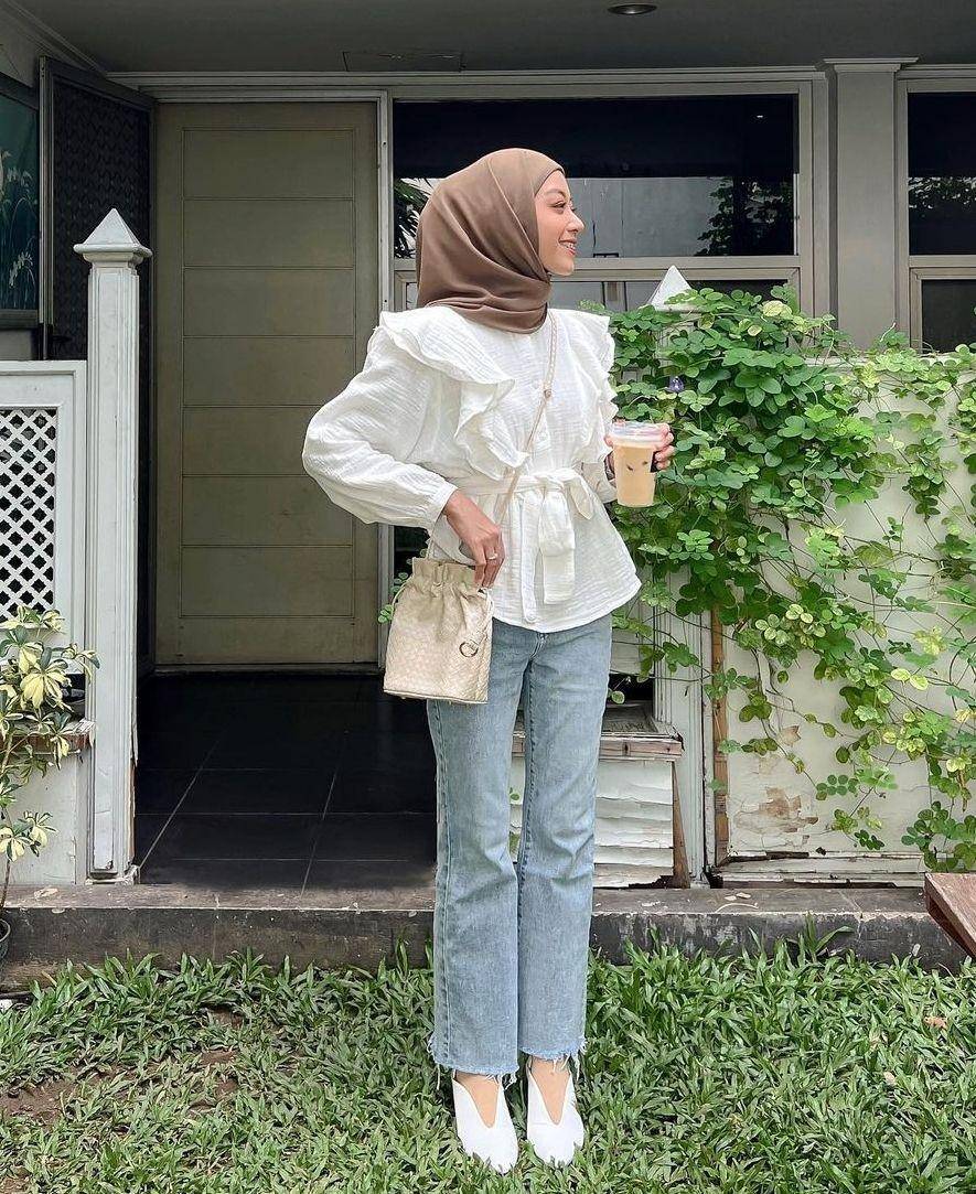 OOTD bus putih dan jeans (instagram.com/meiraniap