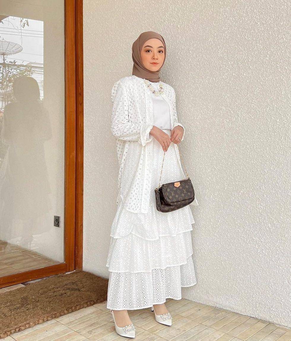 Setelan hijab warna putih (instagram.com/meiraniap)