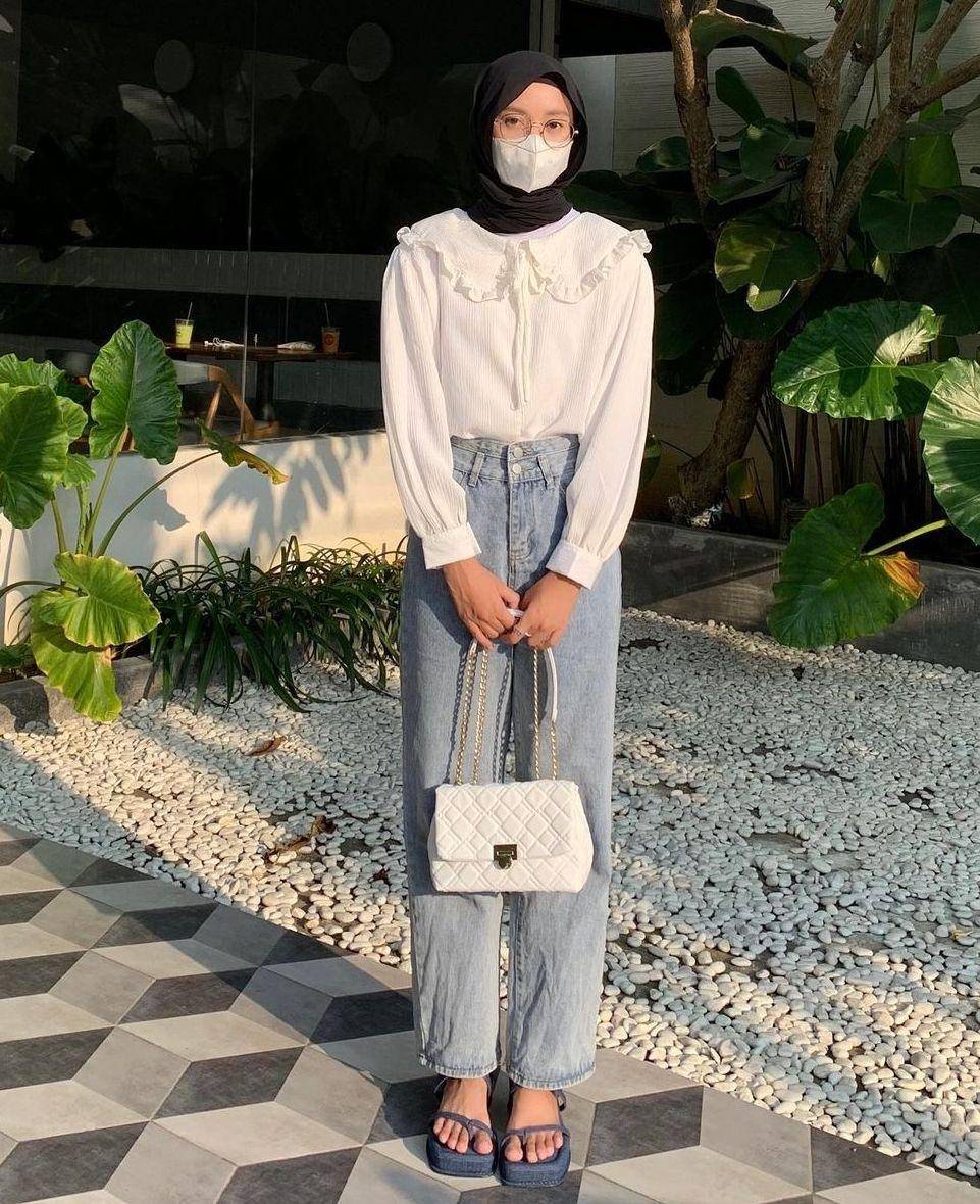 OOTD bus putih dan jeans (instagram.com/lutvy_putri