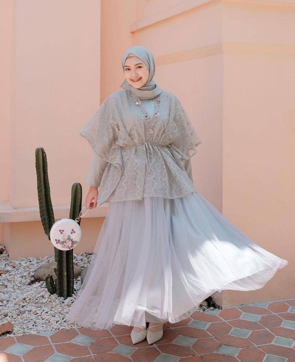 OOTD kondangan hijab (instagram.com/saritiw)