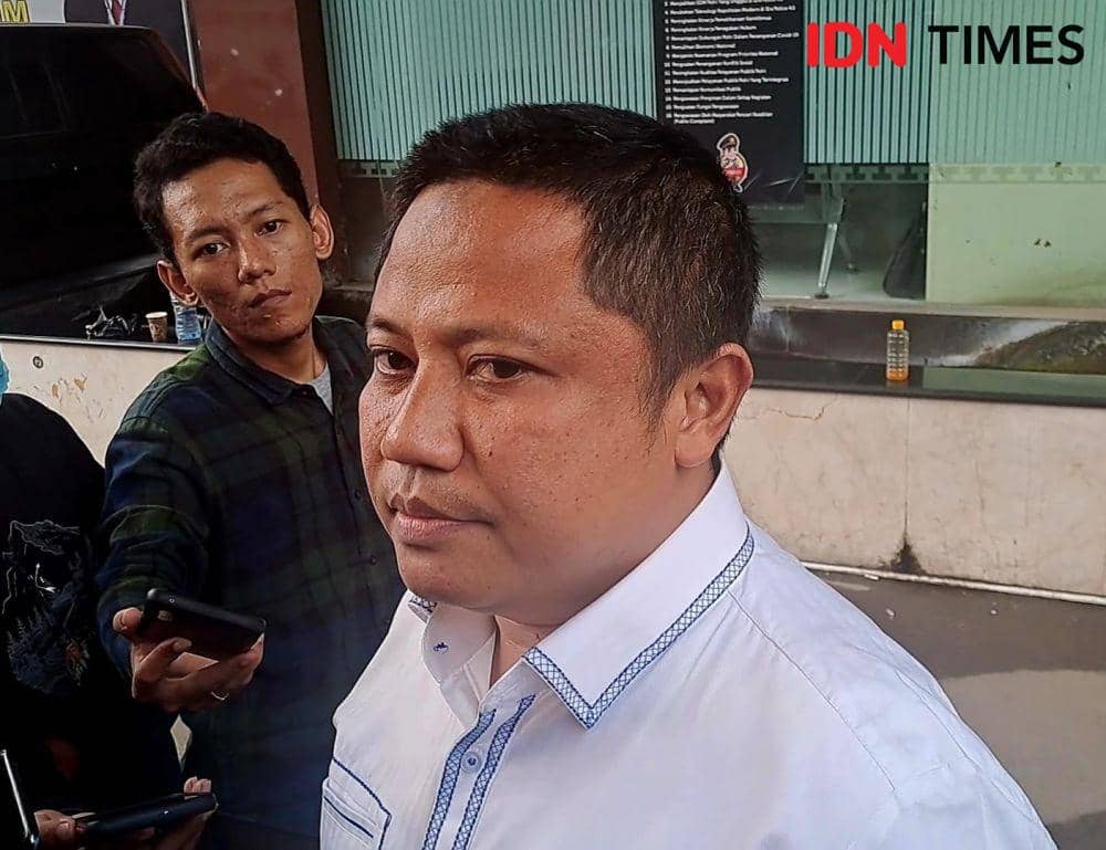 Kasubdit Renakta Ditreskrimum Polda Jatim, AKBP Hendra Eko Triyulianto saat beberkan hasil pemeriksaan artis Venna Melinda. IDN Times/Ardiansyah Fajar.