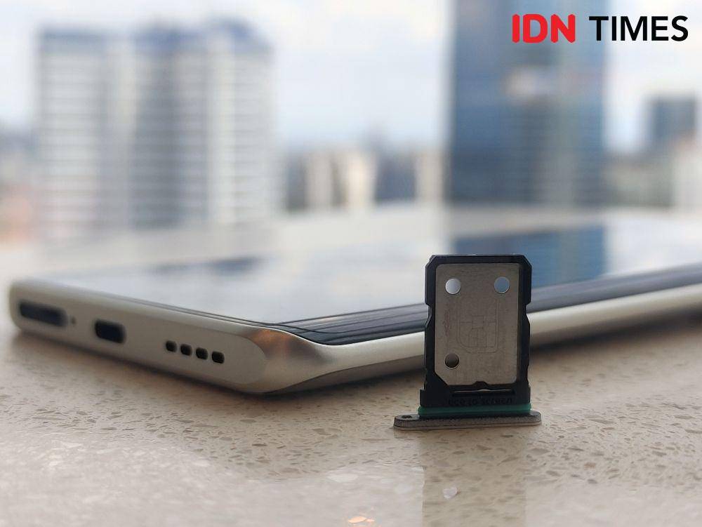 realme 10 Pro+ 5G tidak mendukung slot microSD dan port untuk headphone atau earphone berkabel. (IDN Times/Alfonsus Adi Putra)