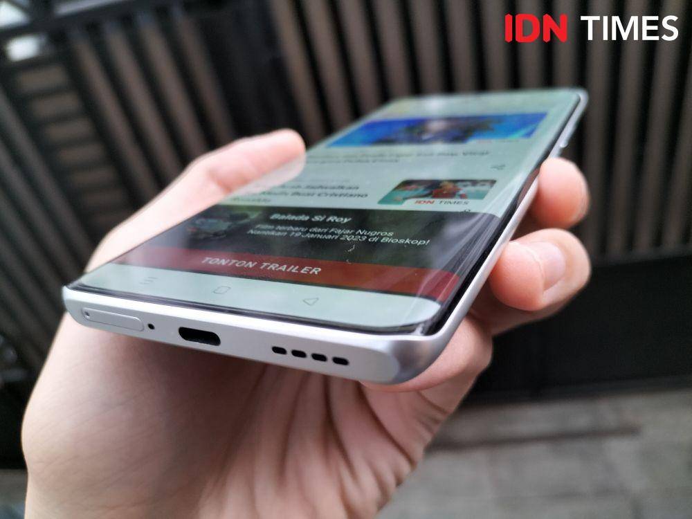 layar curved display realme 10 Pro+ 5G (IDN Times/Alfonsus Adi Putra)