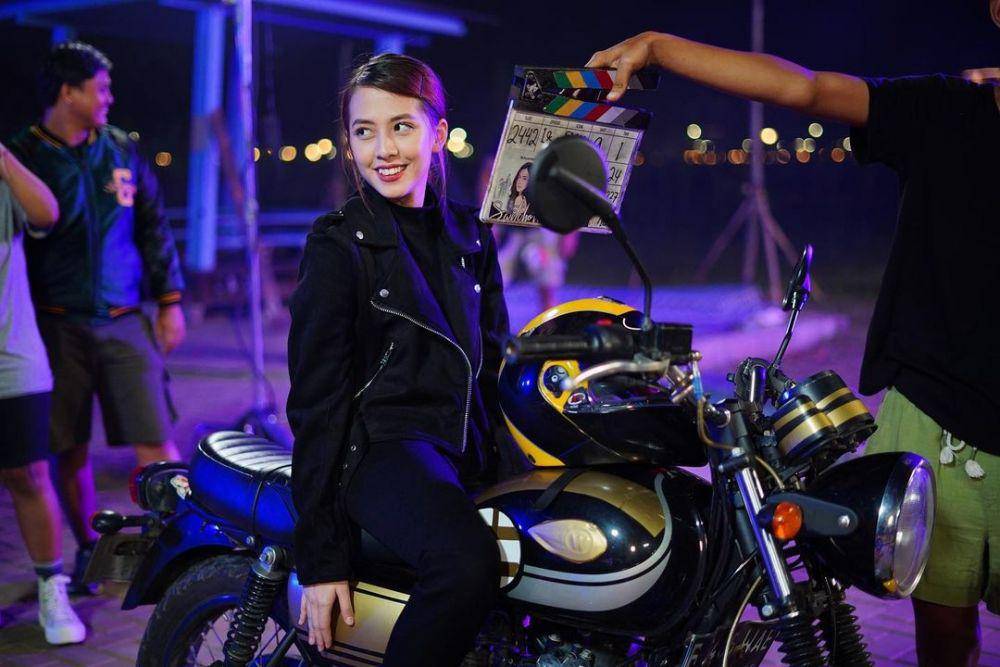 Potret Adhisty Zara saat syuting series 'Switchover'. (instagram.com/zaraadhsty)