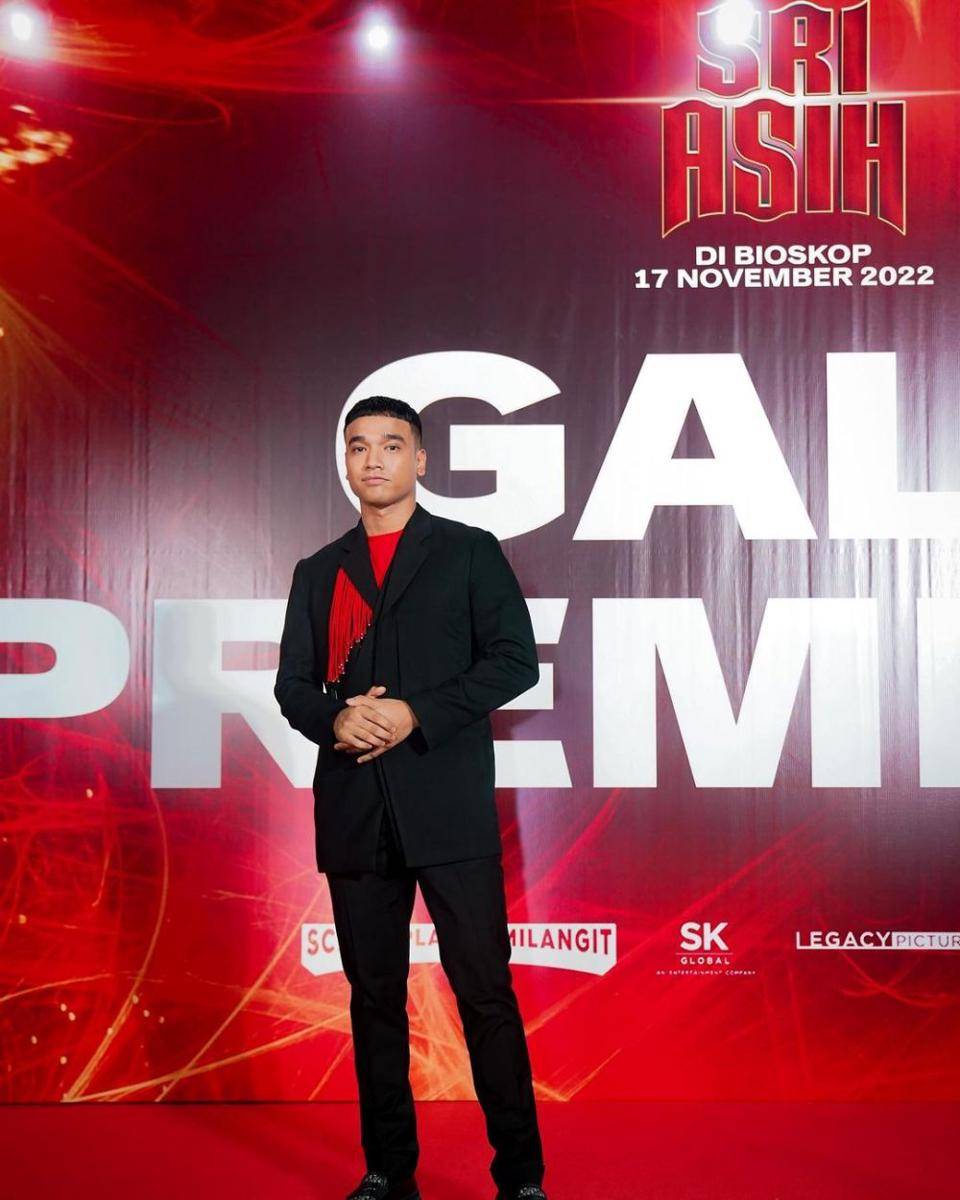 Potret Fadly Faisal saat menghadiri gala premier film Sri Asih. (instagram.com/fadlyfsl_)