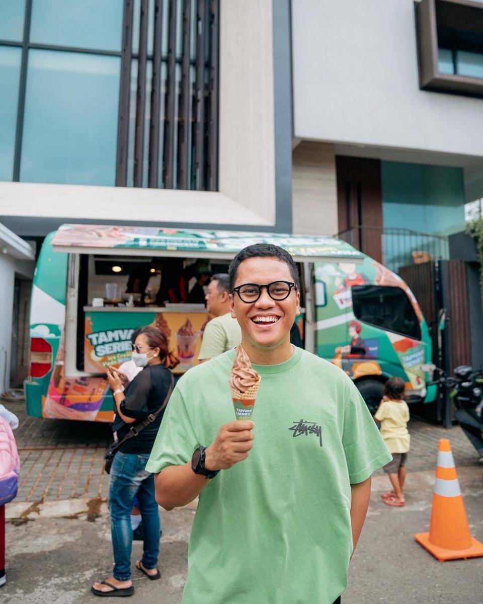 Potret Arief Muhammad memegang es krim dari Haus! (instagram.com/haus.indonesia)