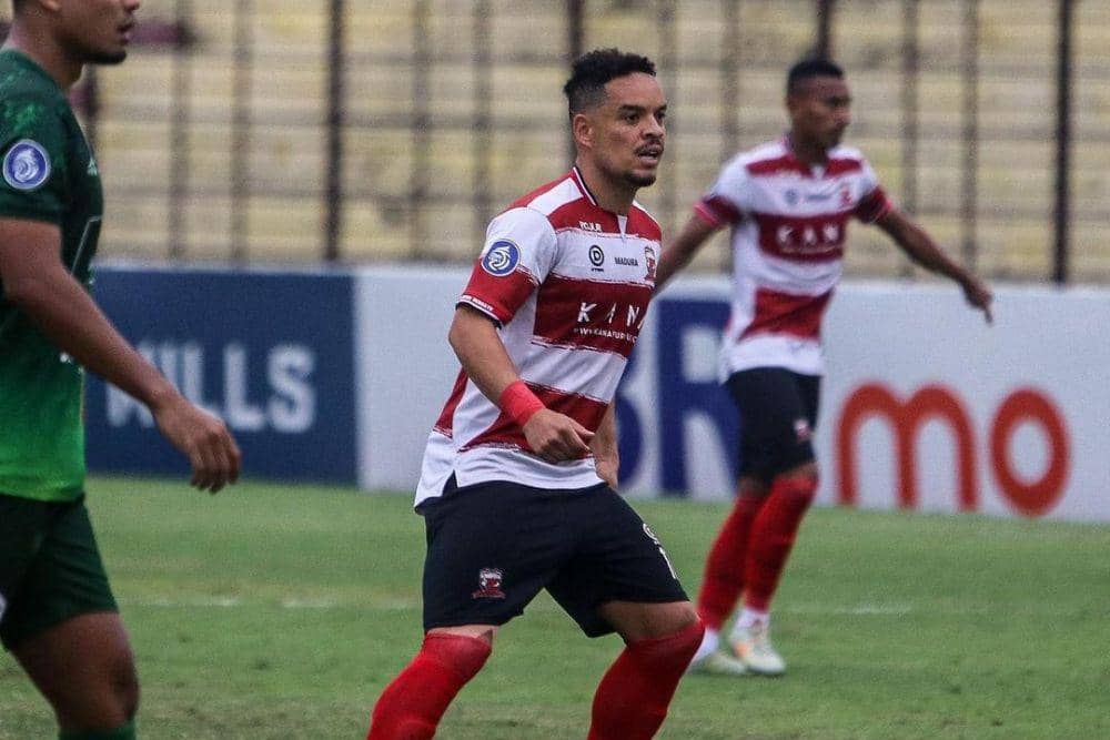 Lulinha (tengah) sebagai mesin gol andalan Madura United saat melawan Rans Nusantara di pekan 17 Liga 1 Indonesia 2022/2023. (instagram.com/maduraunited.fc)