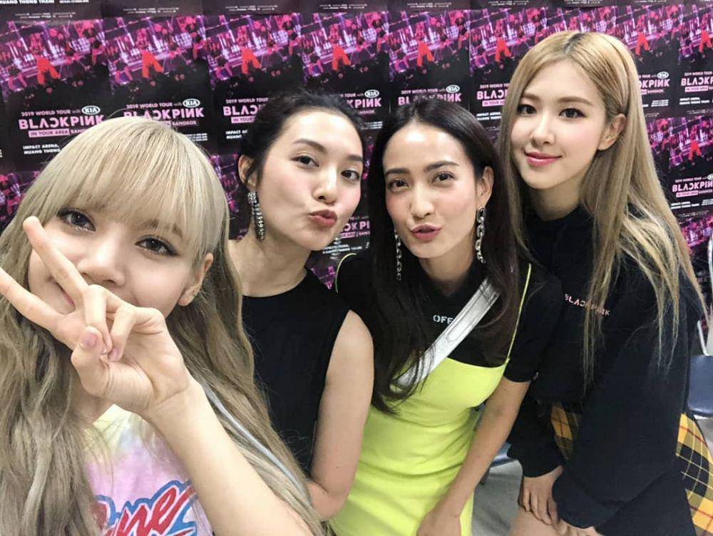 potret Mew Nittha bersama Taew Natapohn, Lisa, Rose BLACKPINK (instagram.com/mewnittha)